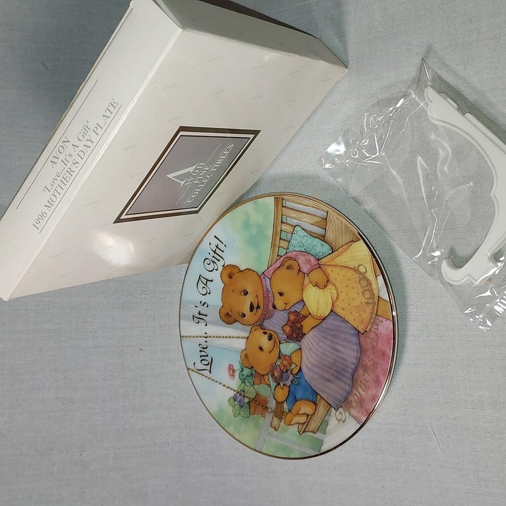 Vintage 1996 Avon Mother's Day Plate in Original Box